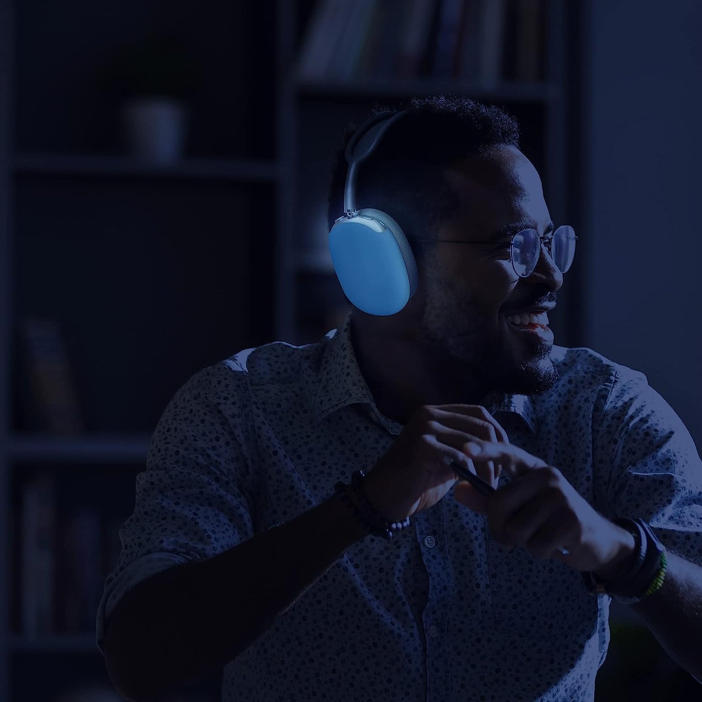 Kwmobile Glow in the Dark Covers Compatible with Apple Airpods Max (Set of 2) - Ear Cup Cover - Light Blue  KW-Commerce   