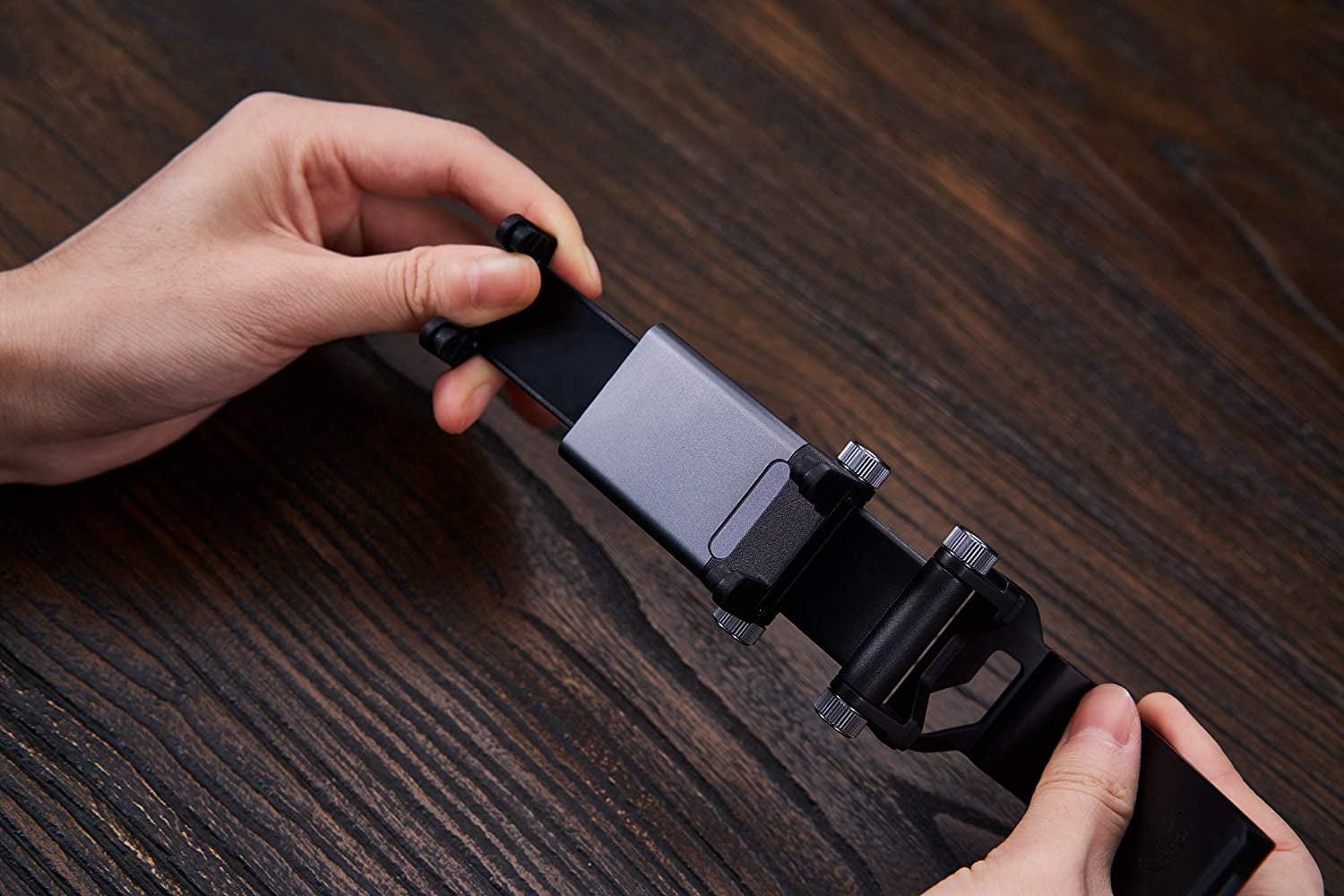 8Bitdo Mobile Gaming Clip for Xbox Controllers (Officially Licensed) - Xbox  8Bitdo   