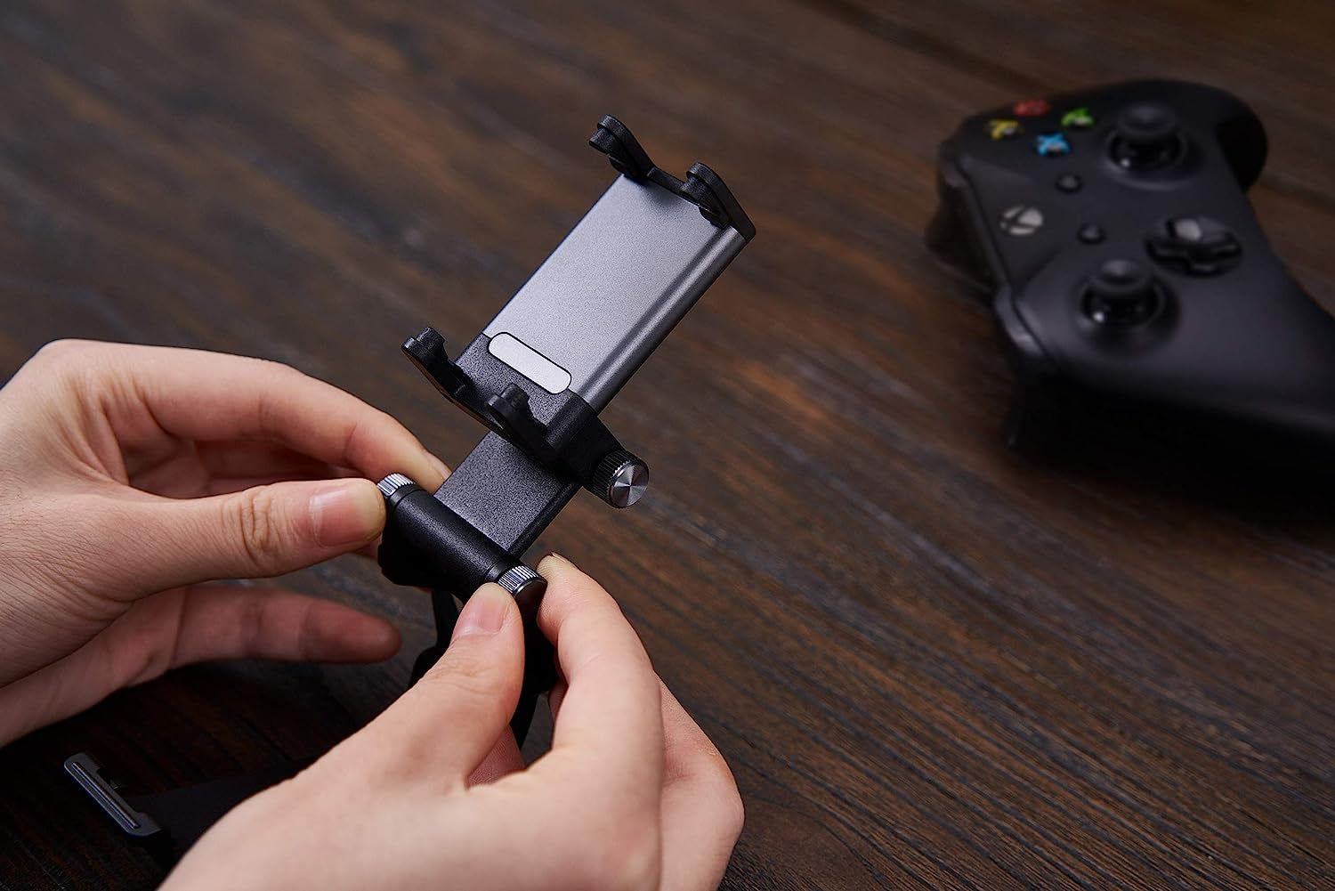 8Bitdo Mobile Gaming Clip for Xbox Controllers (Officially Licensed) - Xbox  8Bitdo   
